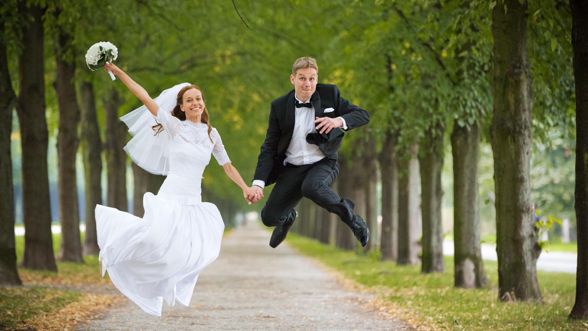 Braut und Bräutigam springen in die Luft