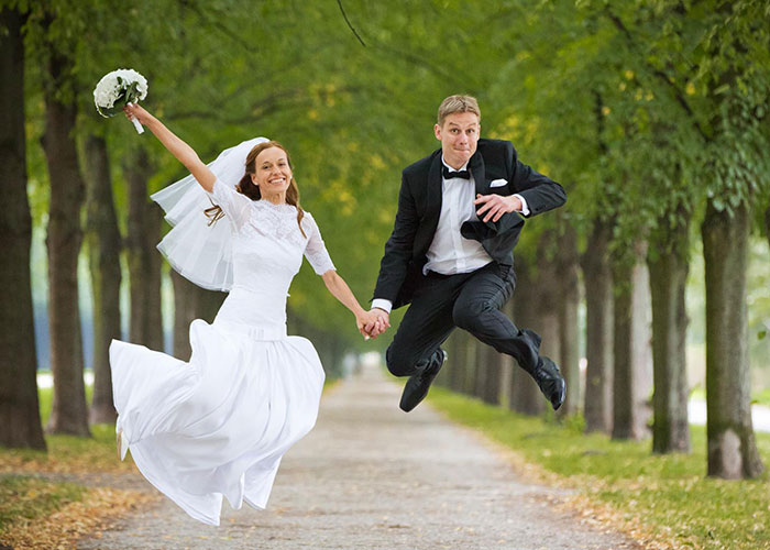 Braut und Bräutigam springen in die Luft