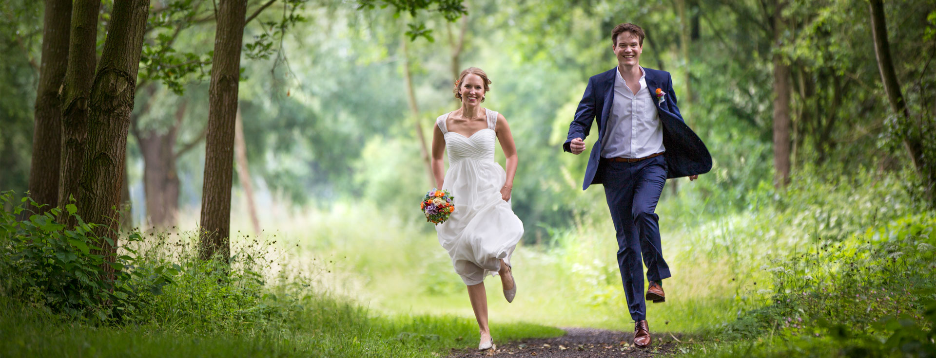 Glückliches Brautpaar im Wald. Hochzeits-Fotoshooting im Wald.