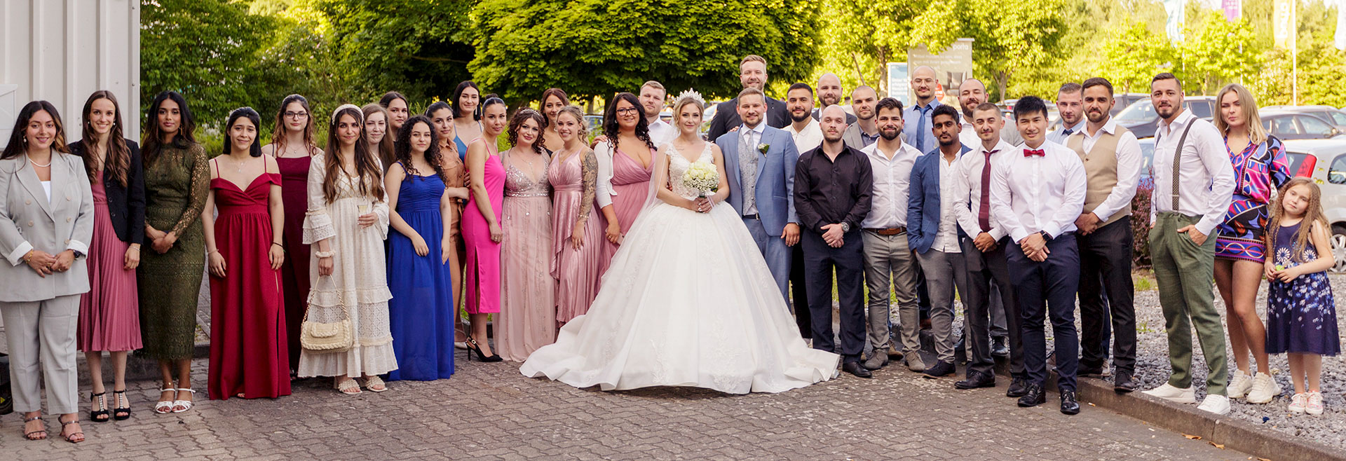 Gruppenfoto mit den Freunden des Brautpaares