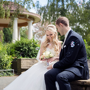 Hochzeitspaar im Park