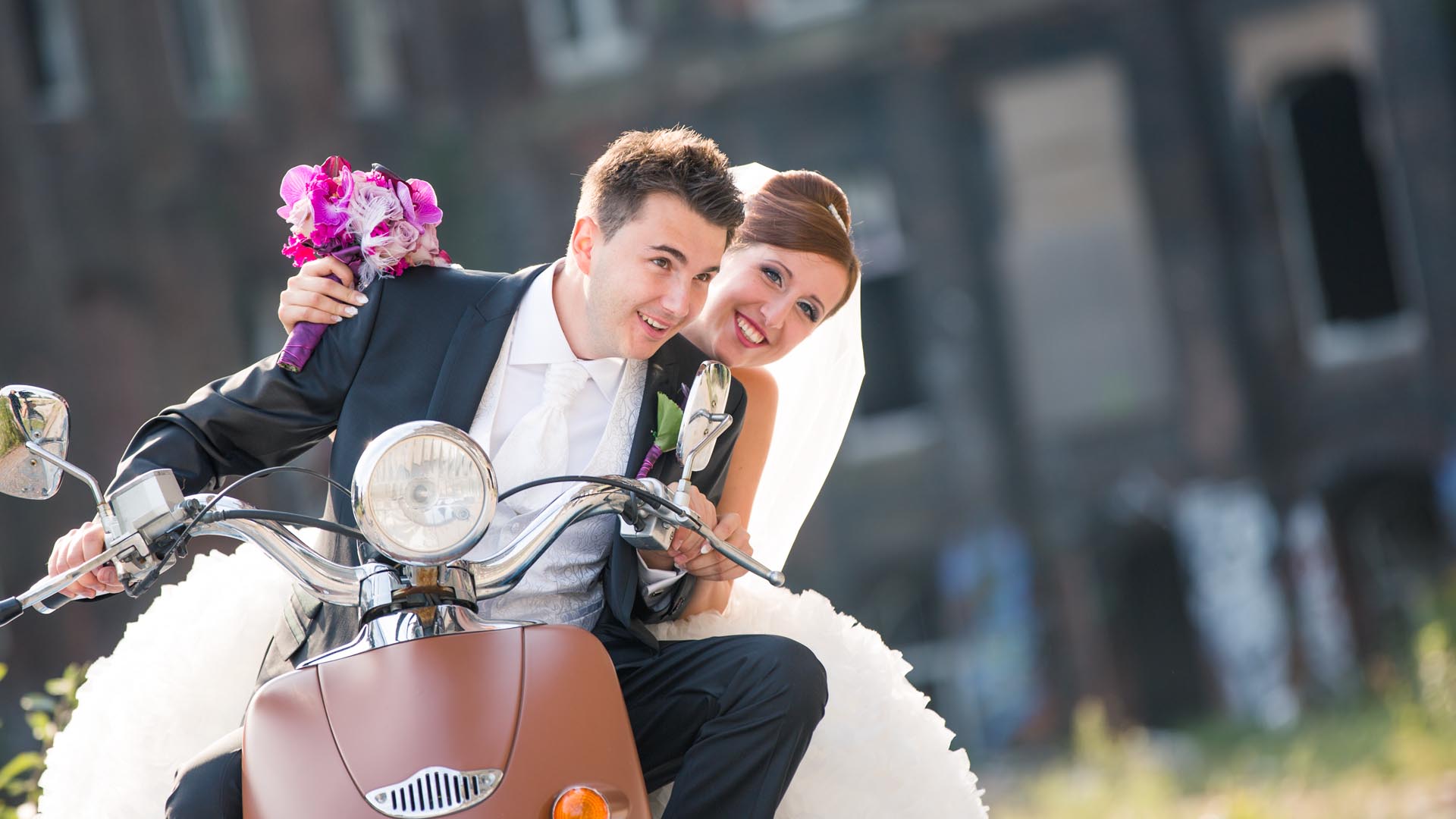 Brautpaar auf einem Mofa am Contigelände in Hannover